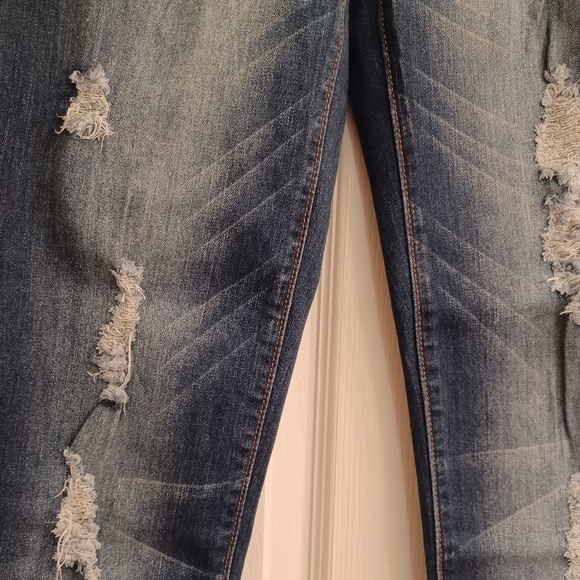 L&B Distressed Jeans - Picture 4 of 10